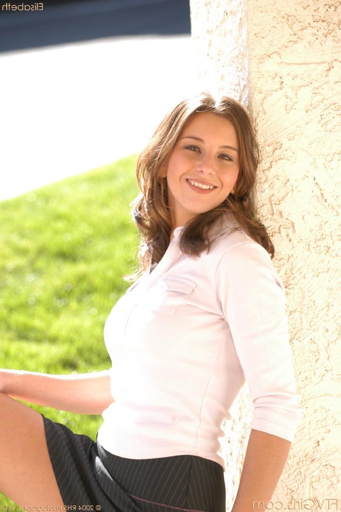 20P Gata amadora Elisabeth revela seus naturais e buceta em um show solo ao ar livre
