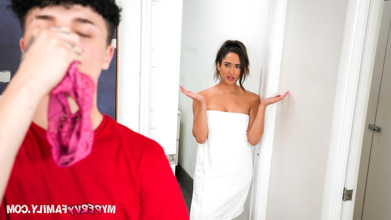 15P A garota latina Chloe Amour bate no meio-irmão cheirando calcinha