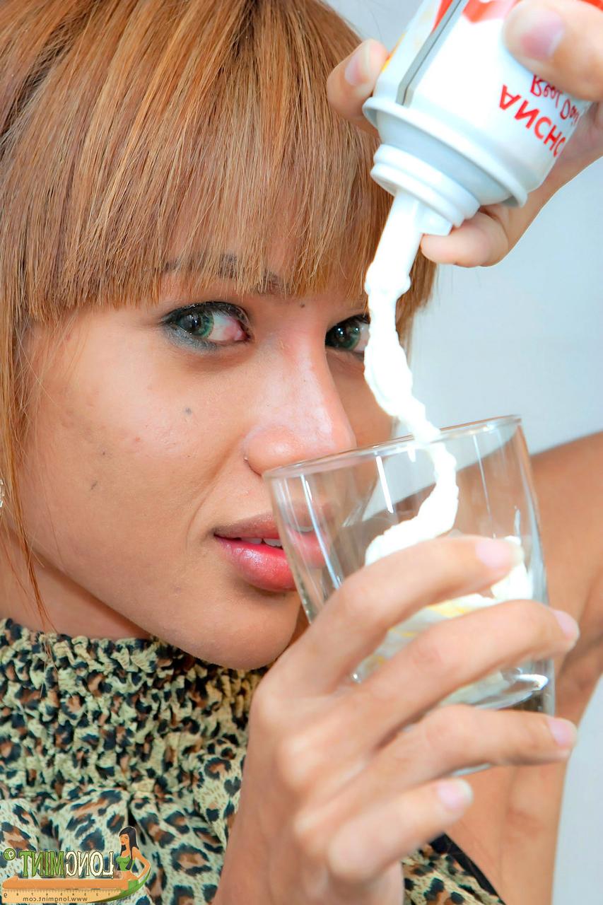 20P Travesti asiática magrinha mostra seus peitos grandes e brinca com chantilly