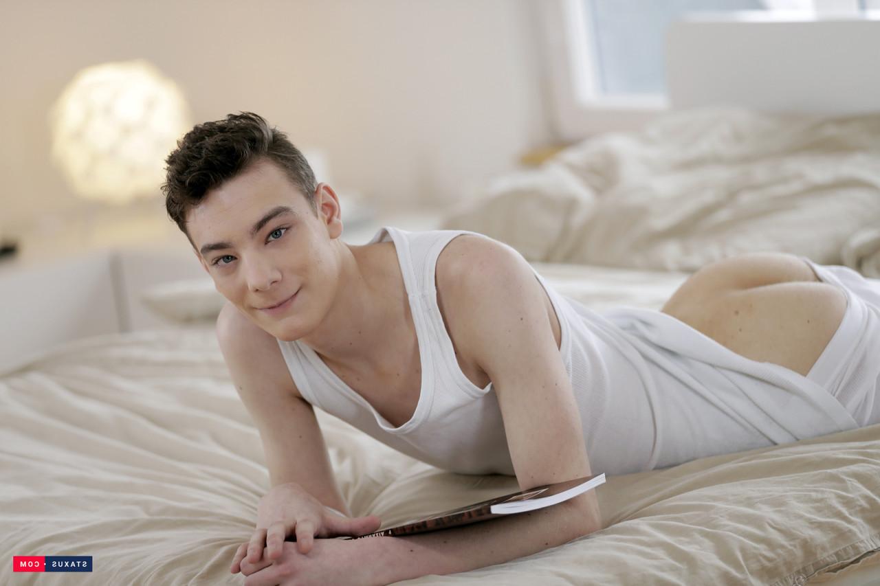 13P Die gut bestückten schwulen Jungs Chad Johnstone und Mike Cole genießen Hardcore-Analsex