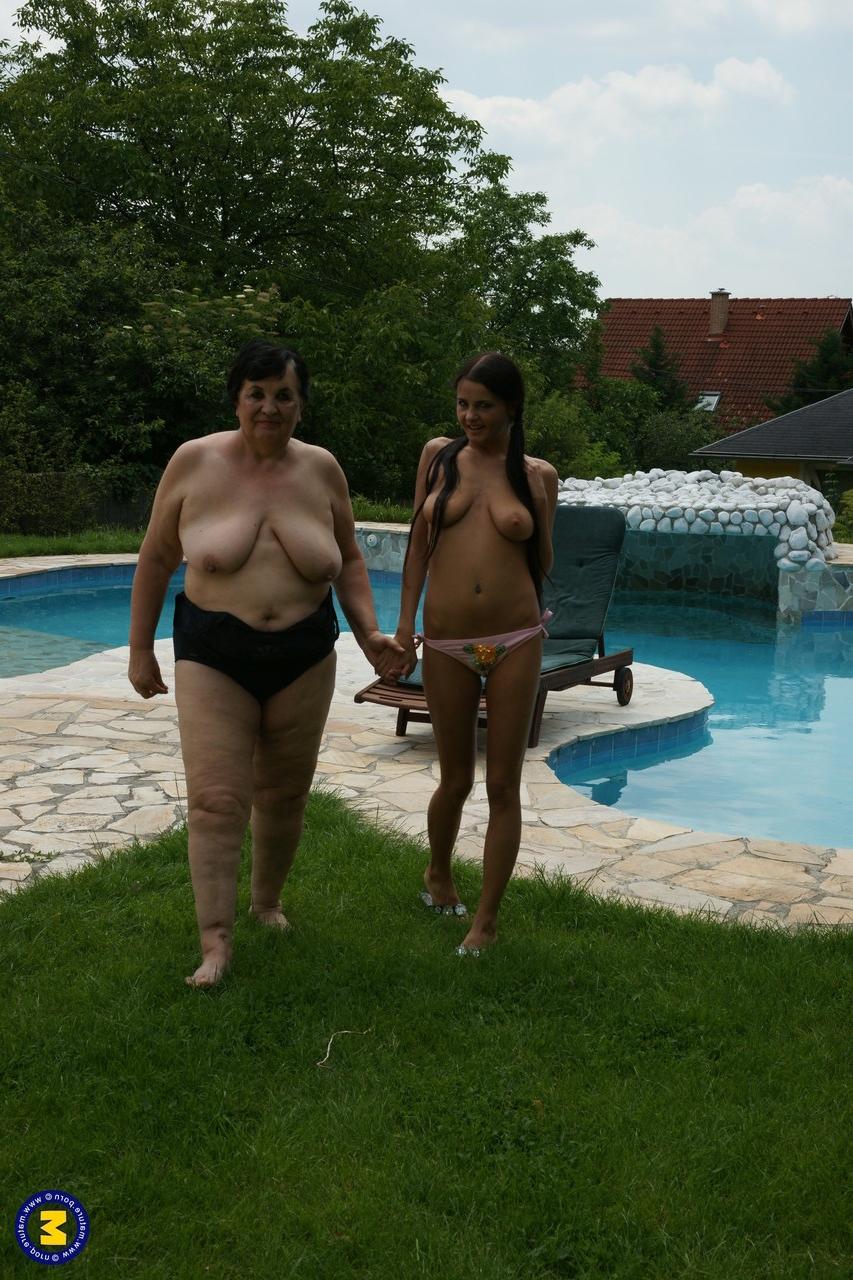 20P A adolescente insaciável Keira comendo a buceta madura de uma vovó gorda à beira da piscina