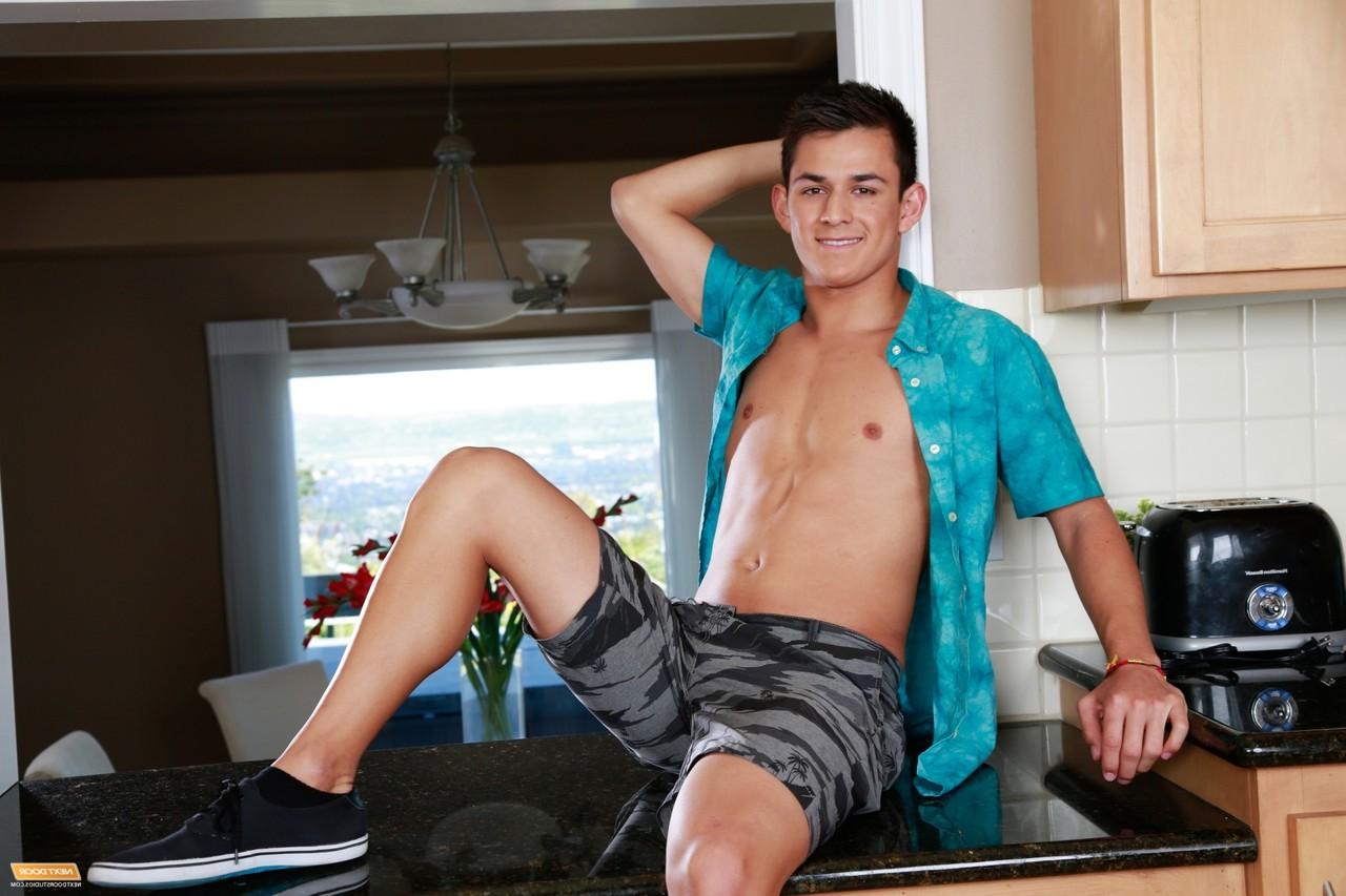 20P Le chaud Connor Maguire baise 2 minets Drake Tyler et Josh Villa dans une cuisine à trois