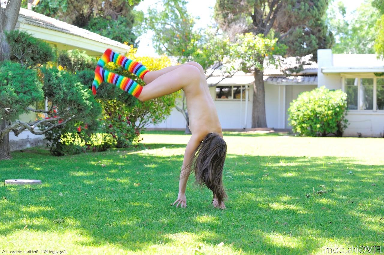 20P Flexible glamour babe Mila spreads her big labia after nude outdoor play