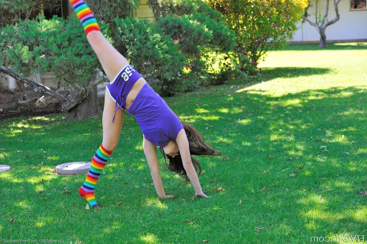 20P Flexible glamour babe Mila spreads her big labia after nude outdoor play