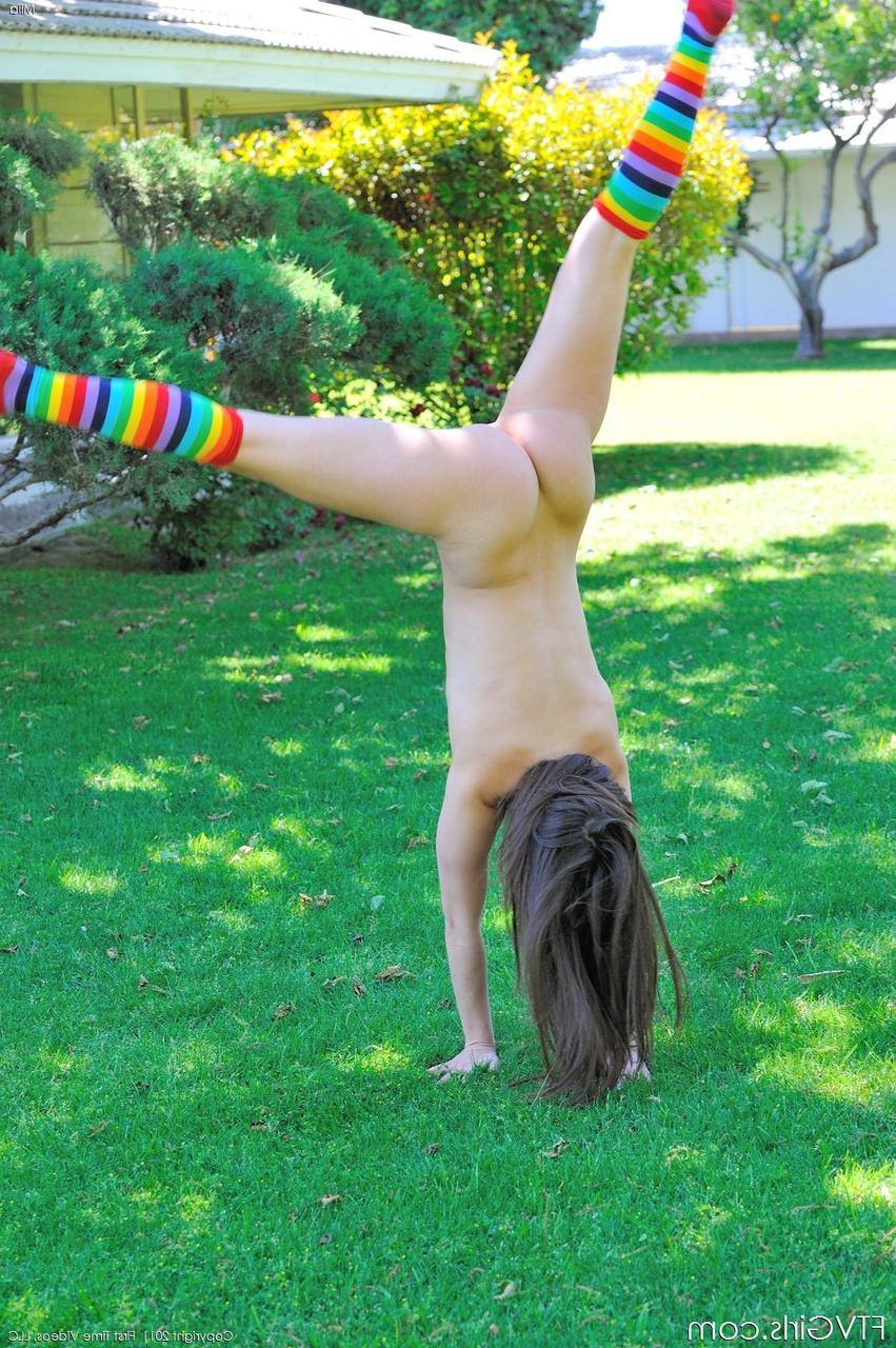20P Flexible glamour babe Mila spreads her big labia after nude outdoor play