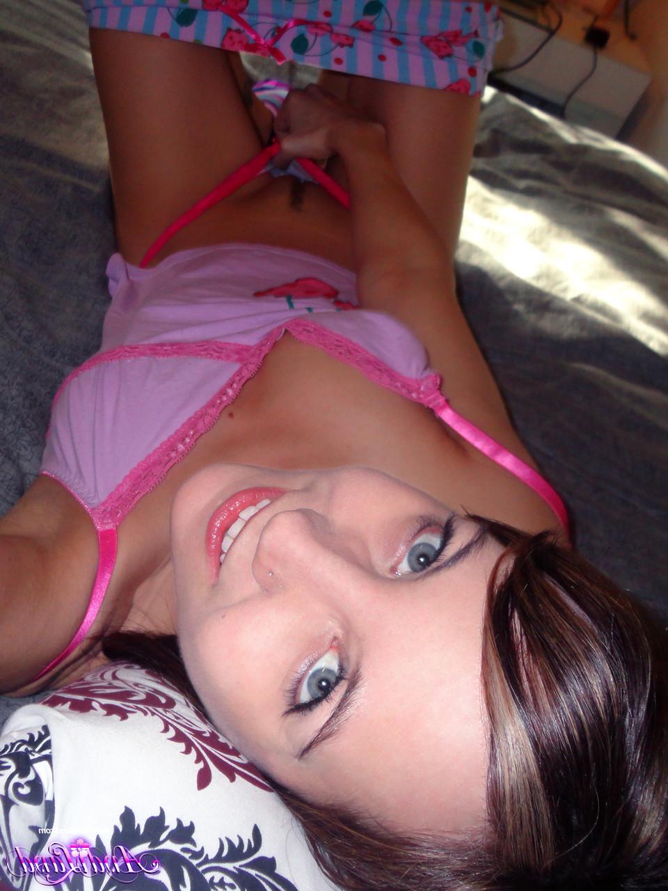 15P A doce adolescente Andi Land descobre seus seios firmes enquanto tira fotos