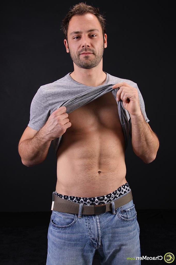 20P O moreno alto e gay Johannes tira a roupa e mostra seu tanquinho e seu pau grande em um solo