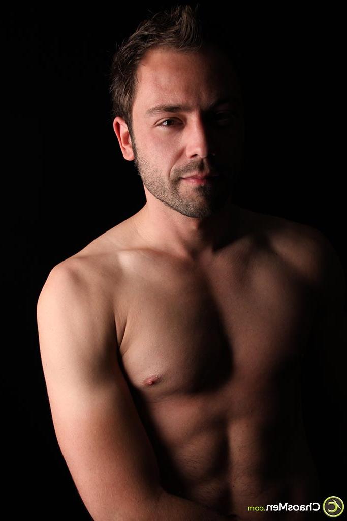 20P O moreno alto e gay Johannes tira a roupa e mostra seu tanquinho e seu pau grande em um solo