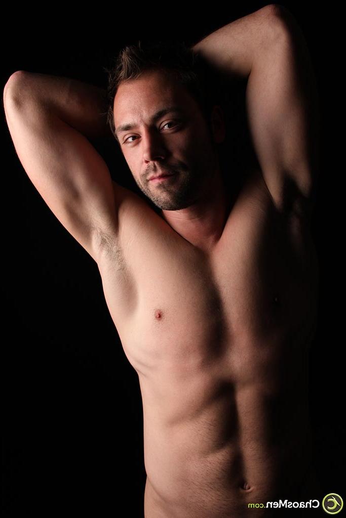 20P O moreno alto e gay Johannes tira a roupa e mostra seu tanquinho e seu pau grande em um solo