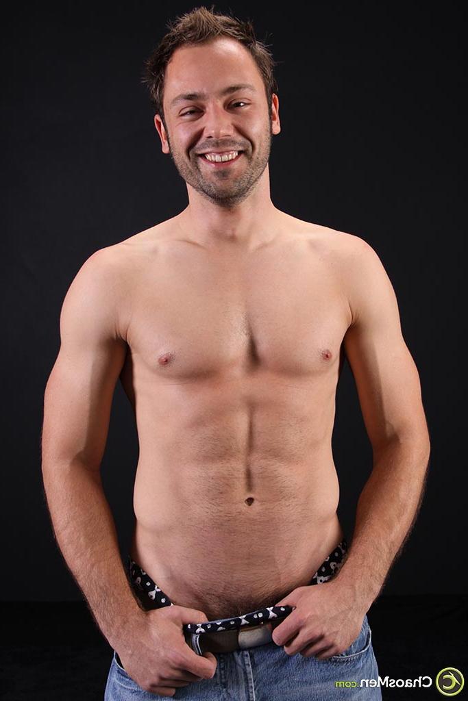 20P O moreno alto e gay Johannes tira a roupa e mostra seu tanquinho e seu pau grande em um solo