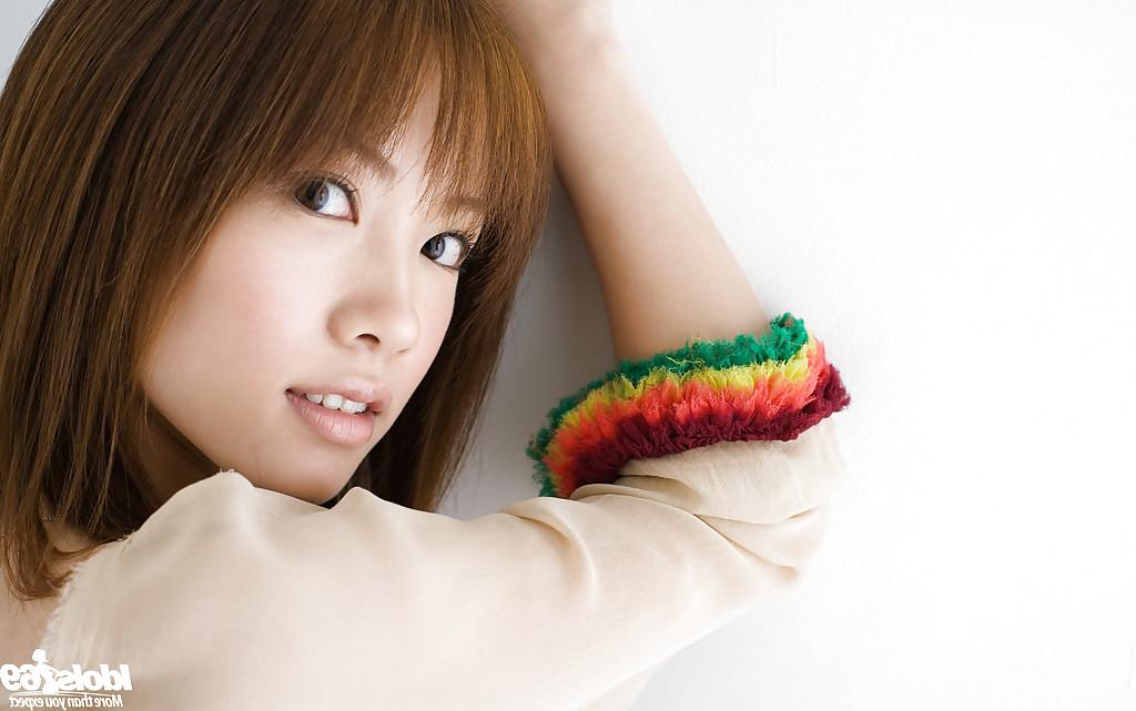 16P Das zierliche asiatische Teenie-Babe Reika Shina zieht sich langsam aus