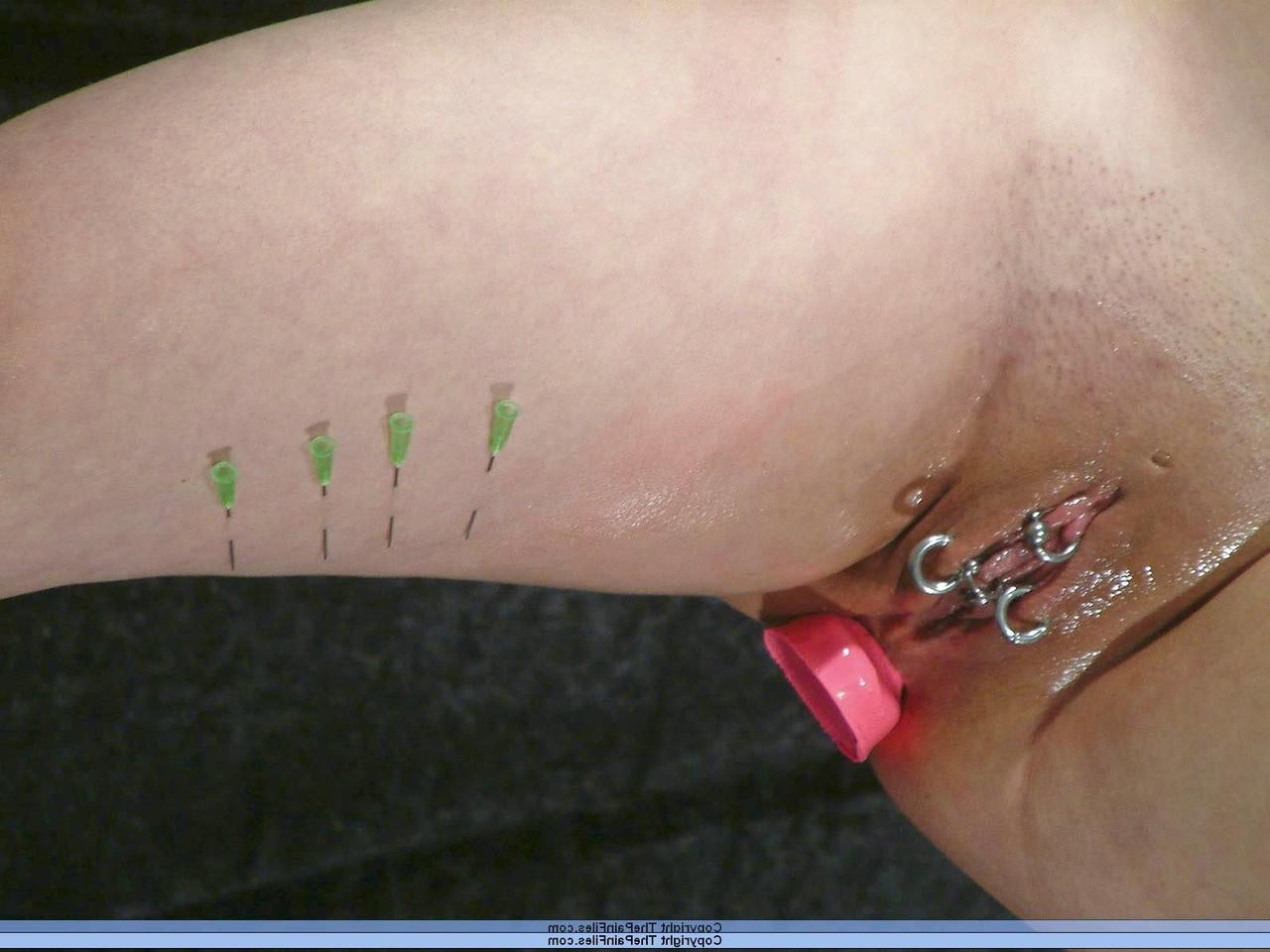 15P Garota com sobrepeso e piercing na buceta recebe penetração anal sob coação