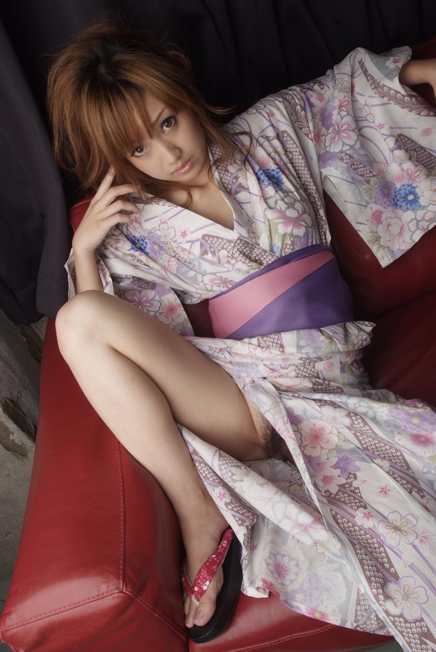 17P La japonesa súper sexy Yuki Mizuho se cubre de leche y semen en el suelo