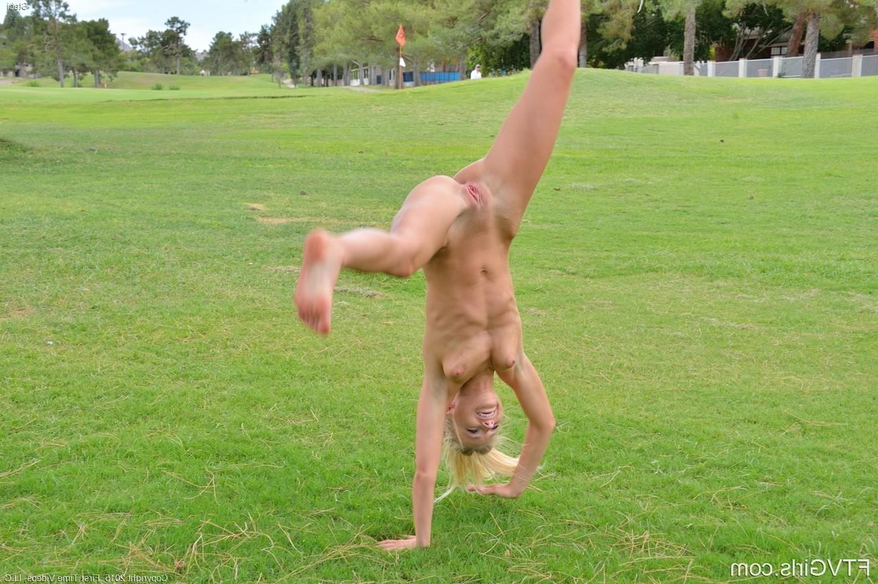 20P A gata amadora magrinha Staci fica nua à beira de um lago e faz exercícios