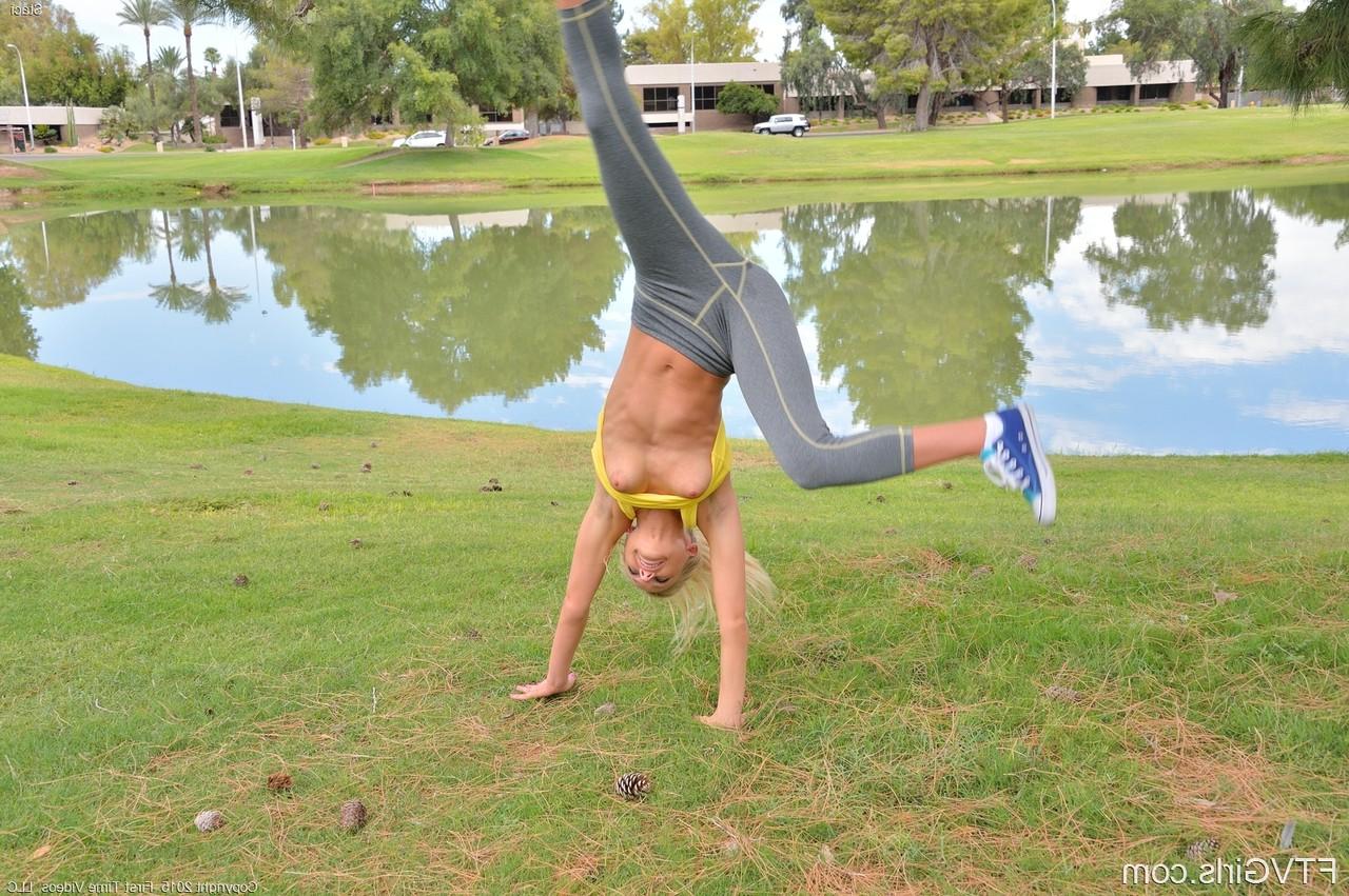 20P A gata amadora magrinha Staci fica nua à beira de um lago e faz exercícios