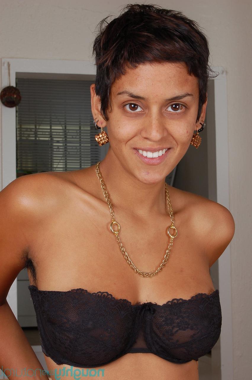 20P Sonya amadora fofa expondo sua bunda redonda e sua convidativa buceta peluda