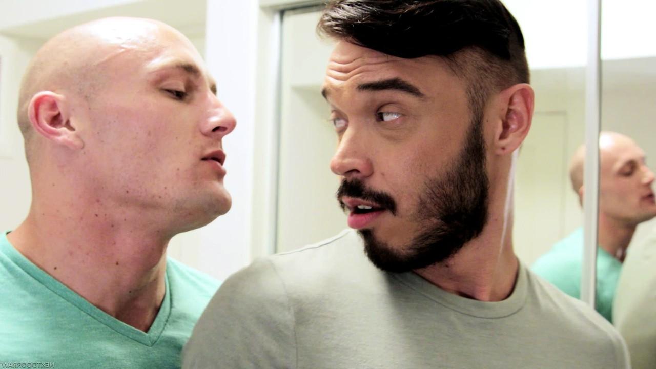 20P Hombres gay tatuados Chris Knight y Trevor Laster con sexo anal en un sofá