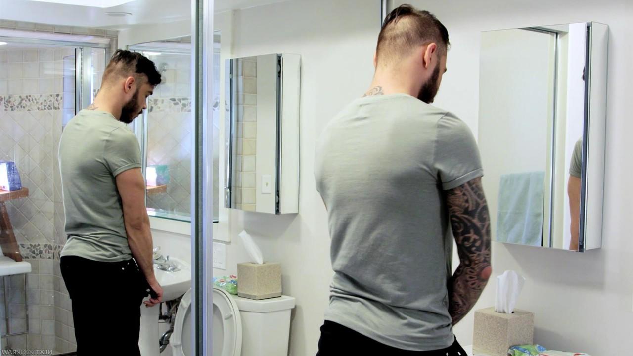 20P Hombres gay tatuados Chris Knight y Trevor Laster con sexo anal en un sofá
