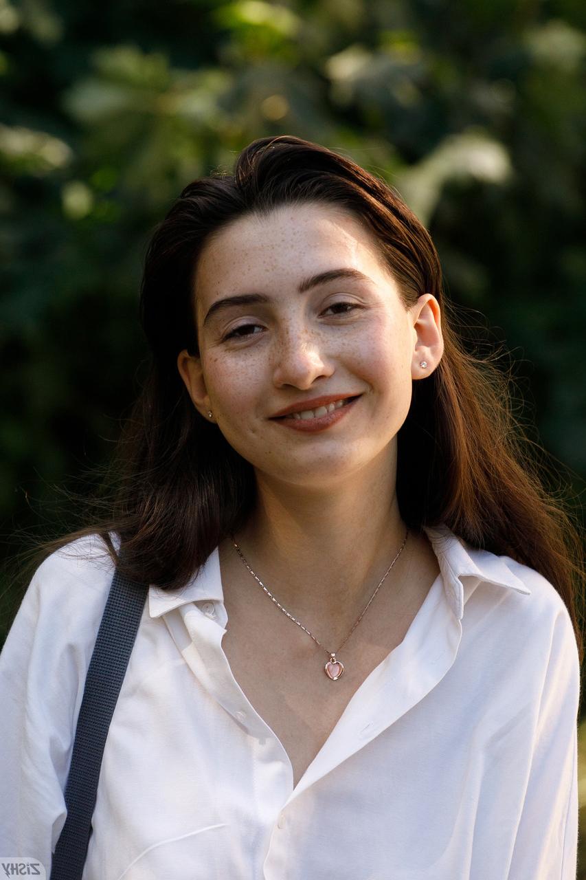 13P La amateur tamara damachuk muestra su culo y su ropa interior de encaje transparente después de la escuela