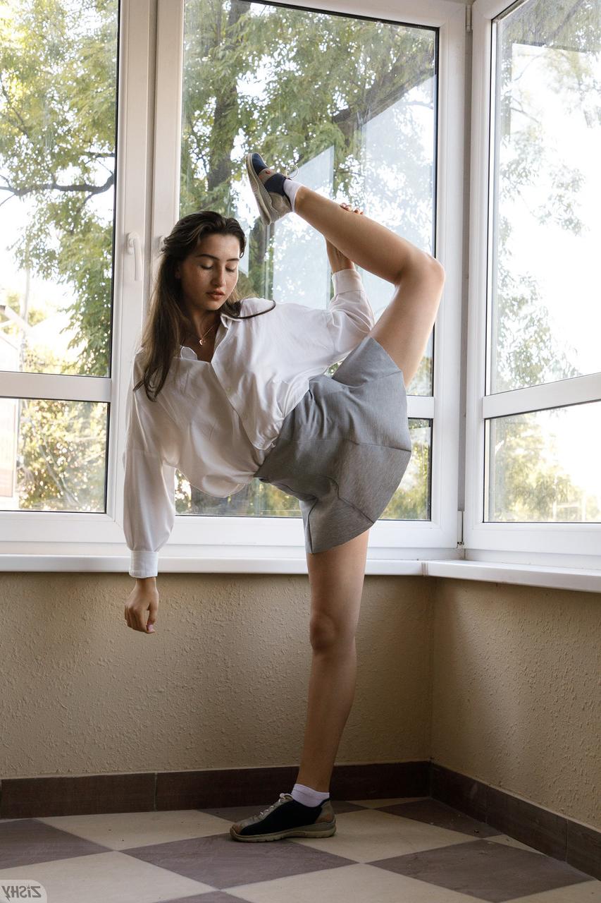 13P La amateur tamara damachuk muestra su culo y su ropa interior de encaje transparente después de la escuela