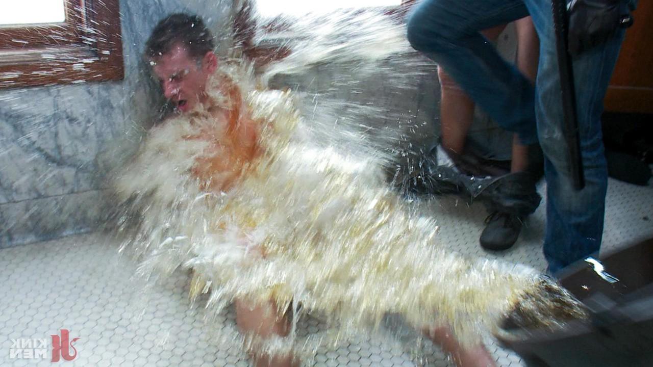 20P O gay excêntrico e submisso Sebastian Keys é fodido em um gangbang de cera áspera