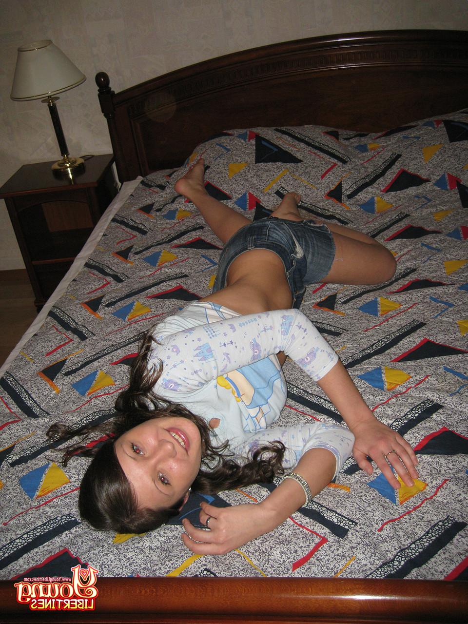 20P Amadora querida Dasha lentamente tira a roupa e posa nua em seu quarto