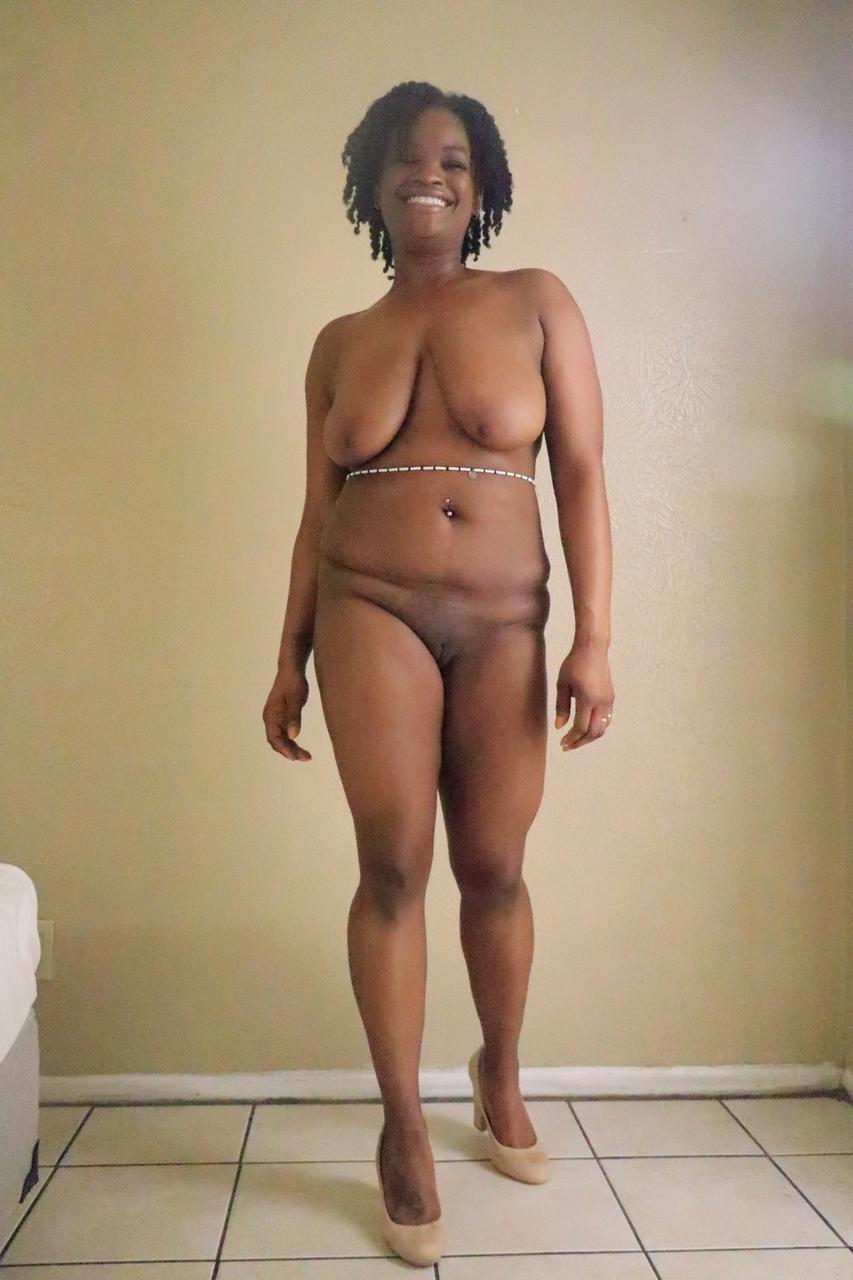 20P La sexy MIFL de ébano GioDove posa desnuda y se burla de sus grandes tetas caídas