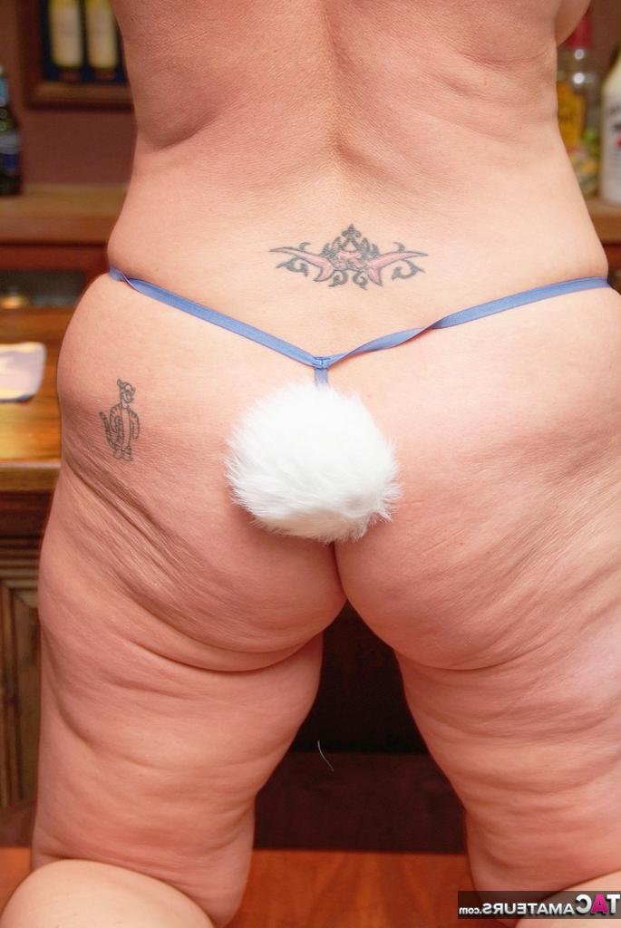 20P La rubia amateur con sobrepeso Melody abre sus grandes tetas naturales en un bar