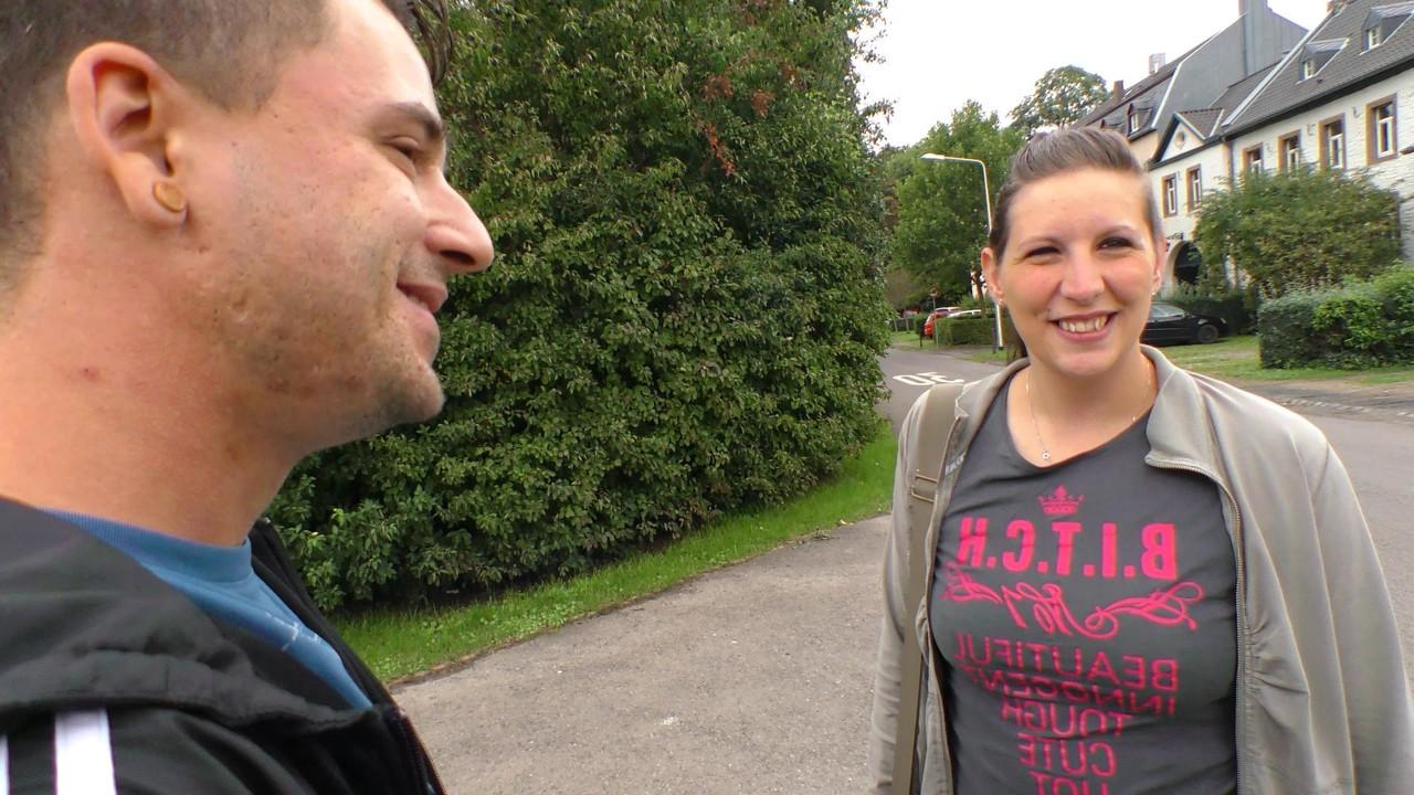 17P Die reife, brünette deutsche Tussi Karin S wird ausgezogen und auf dem Bett gefickt
