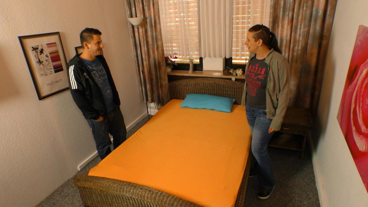 17P Die reife, brünette deutsche Tussi Karin S wird ausgezogen und auf dem Bett gefickt