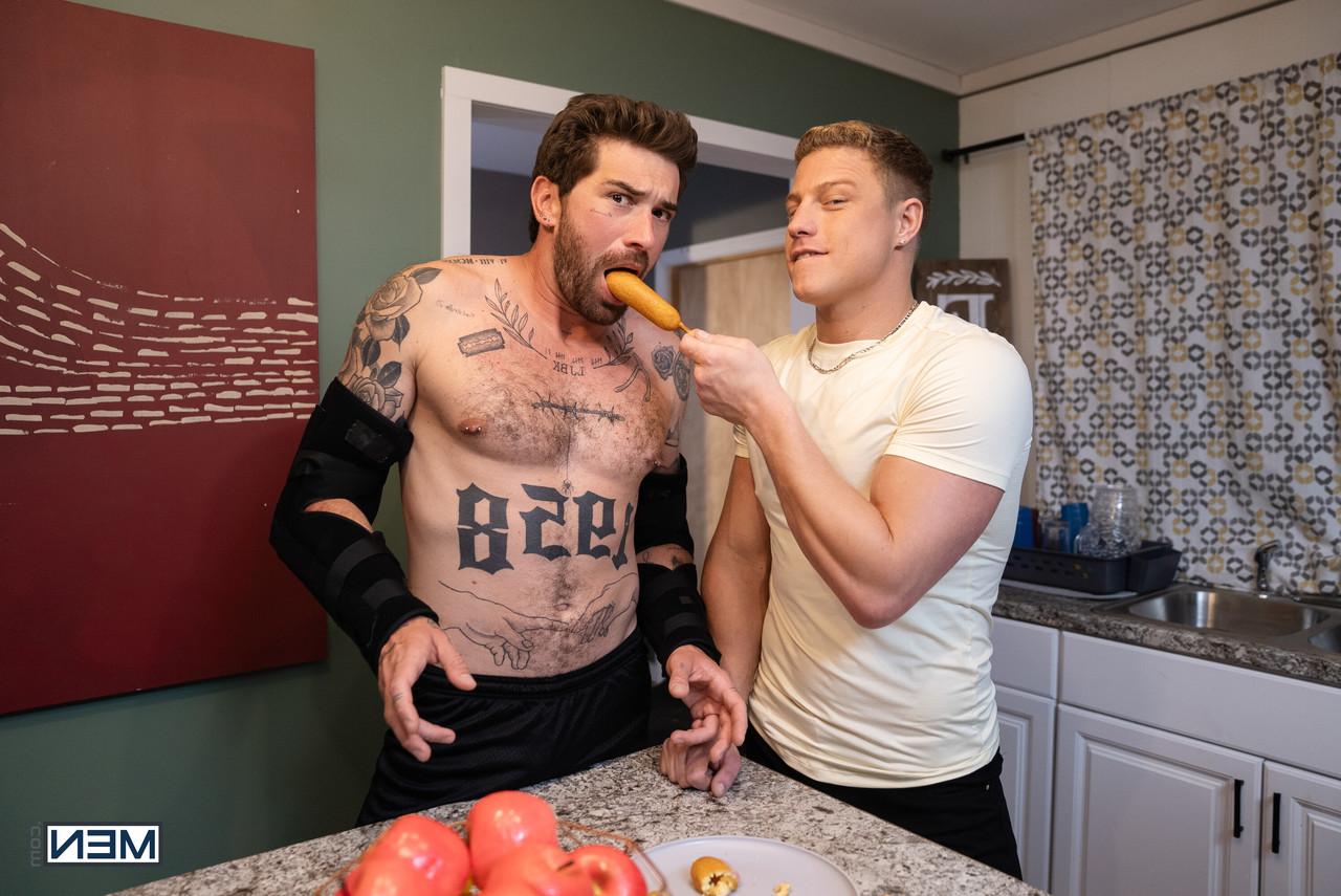12P Hombres Com Logan Aarons, Chris Damned