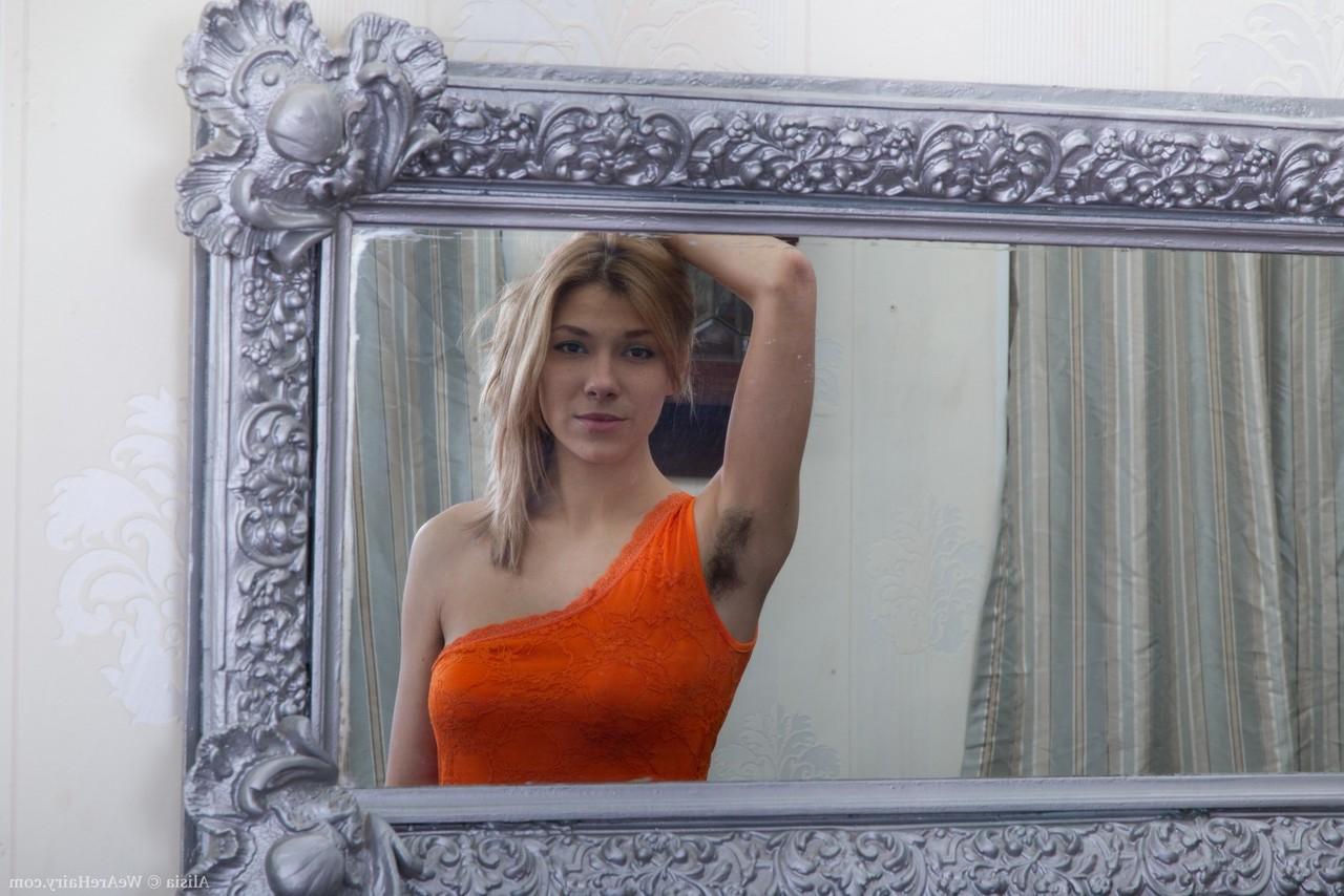 16P La guapa joven Alisia haciendo alarde de axilas peludas y abriendo su castor muy peludo