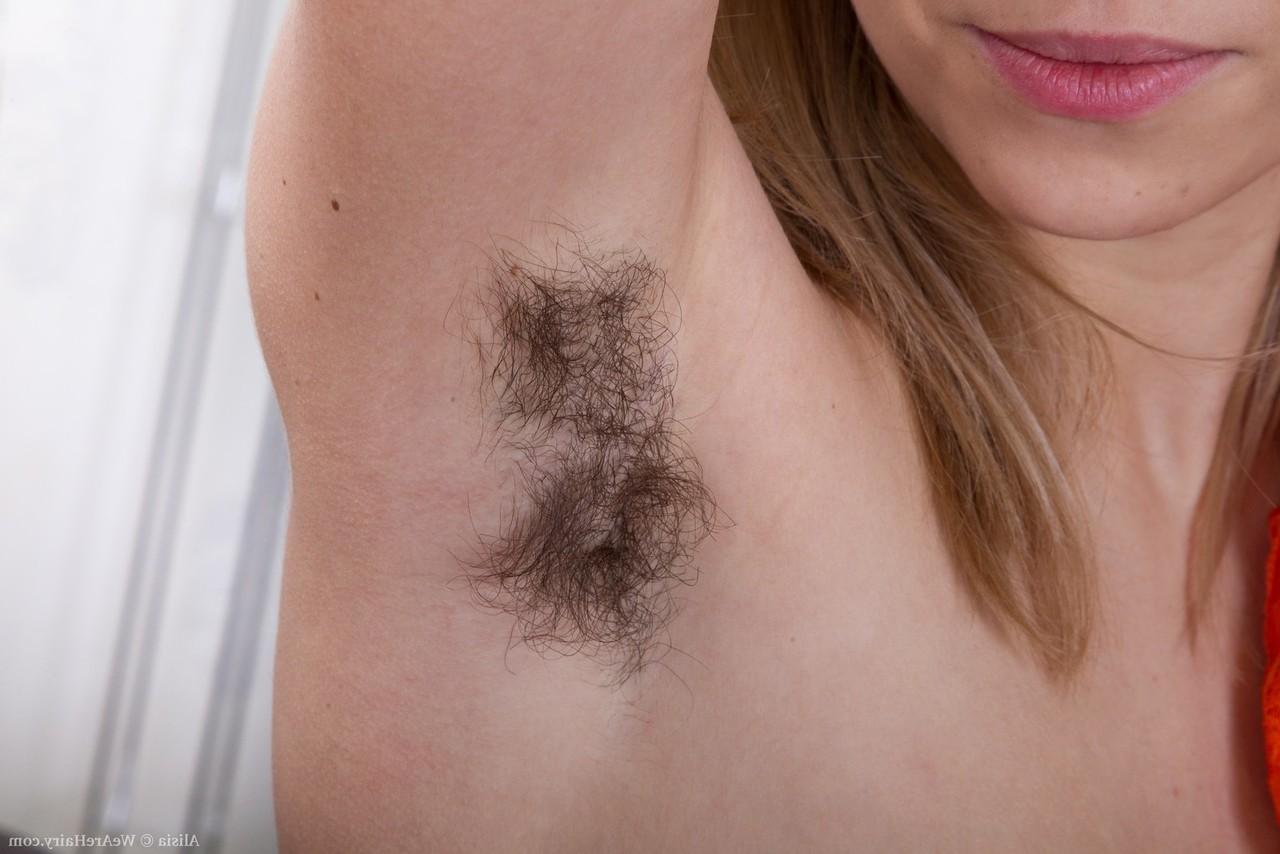 16P La guapa joven Alisia haciendo alarde de axilas peludas y abriendo su castor muy peludo