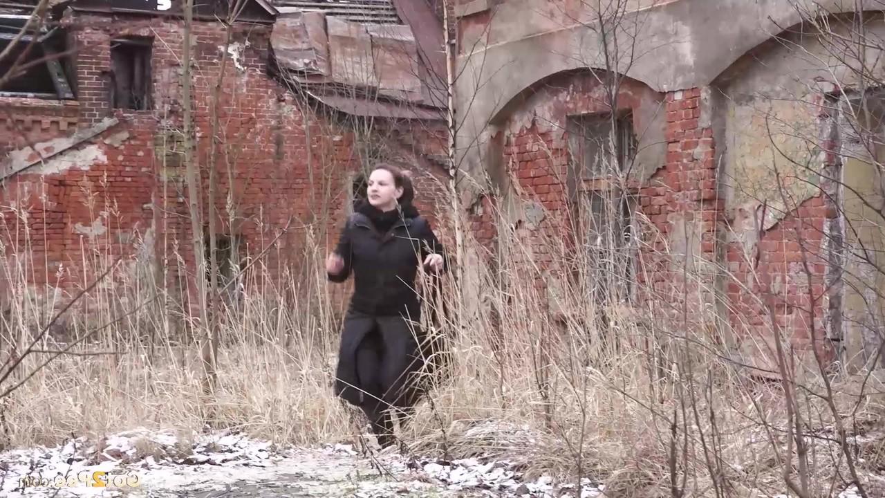 15P Das weiße Mädchen Eliza pinkelt auf einen Baumstumpf in der Nähe verlassener Gebäude