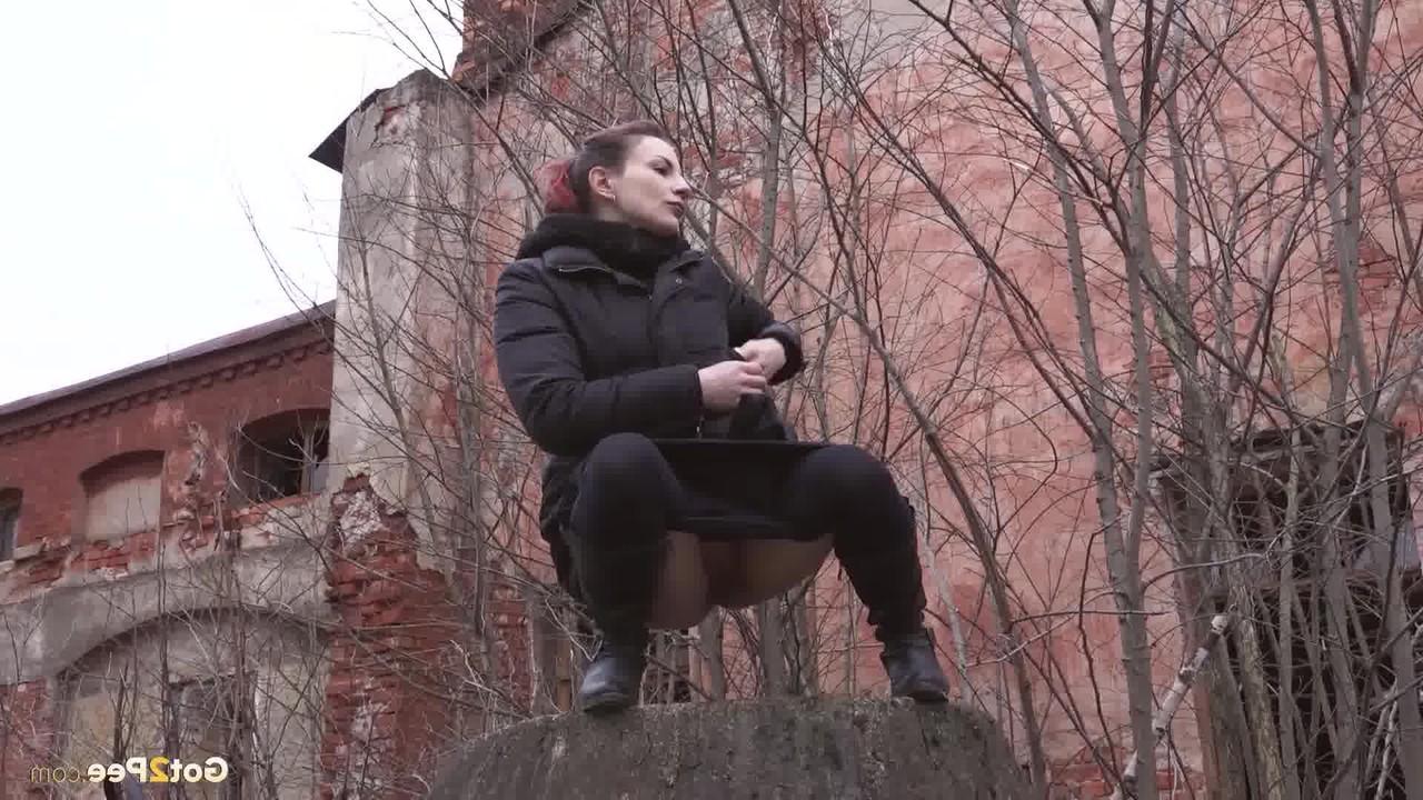 15P Das weiße Mädchen Eliza pinkelt auf einen Baumstumpf in der Nähe verlassener Gebäude