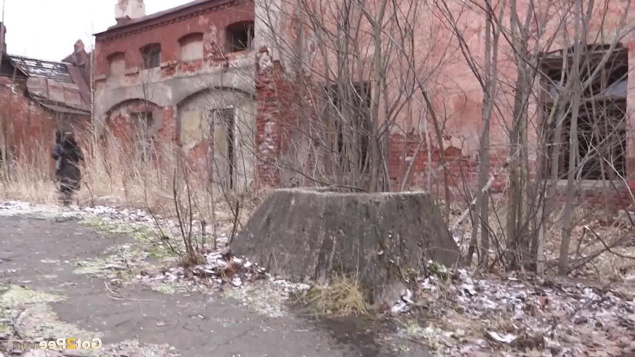 15P Das weiße Mädchen Eliza pinkelt auf einen Baumstumpf in der Nähe verlassener Gebäude