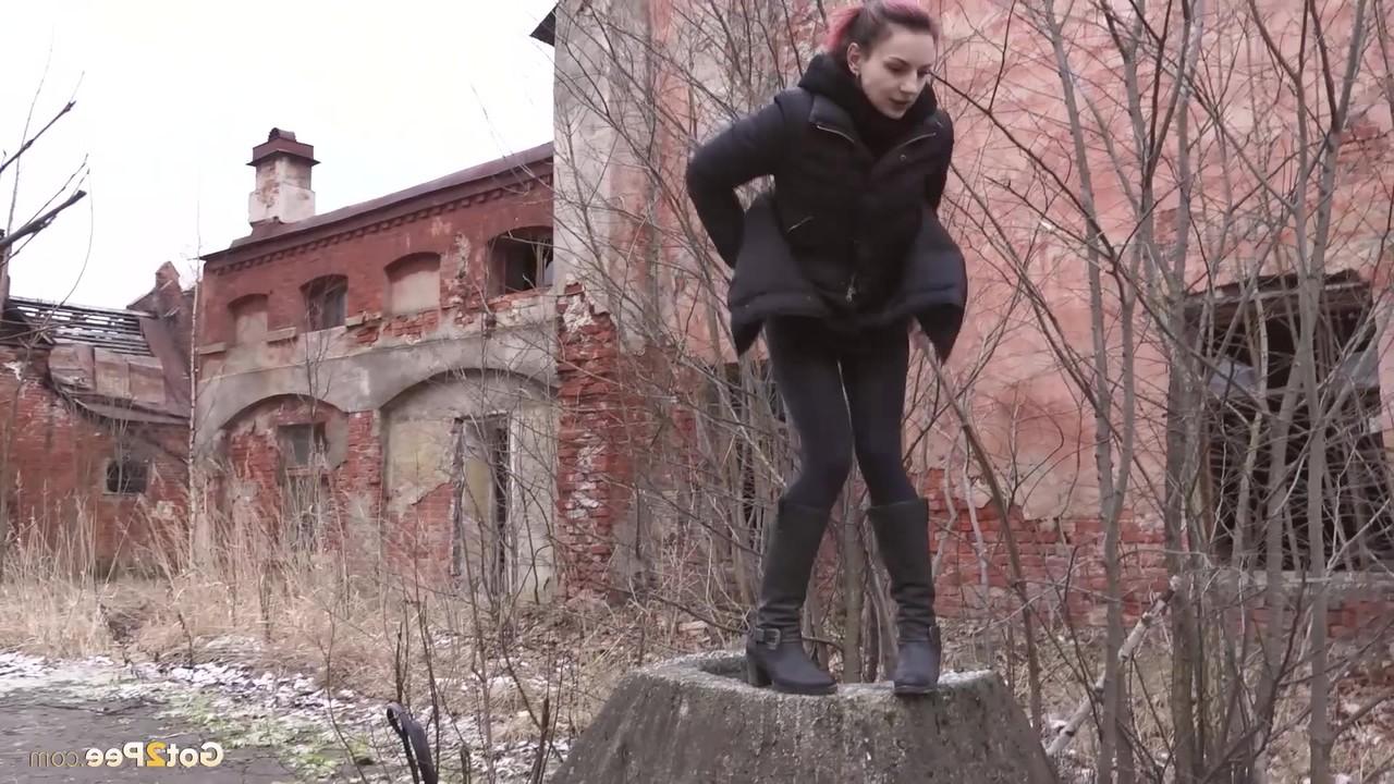15P Das weiße Mädchen Eliza pinkelt auf einen Baumstumpf in der Nähe verlassener Gebäude