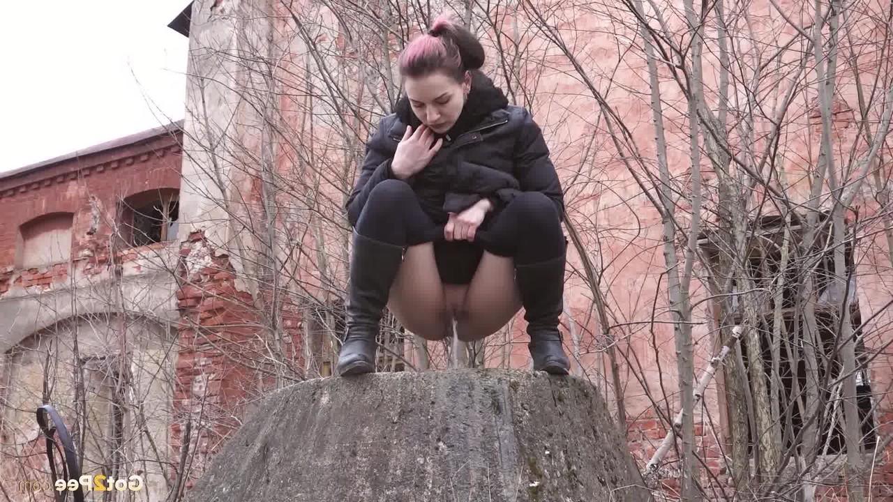 15P Das weiße Mädchen Eliza pinkelt auf einen Baumstumpf in der Nähe verlassener Gebäude