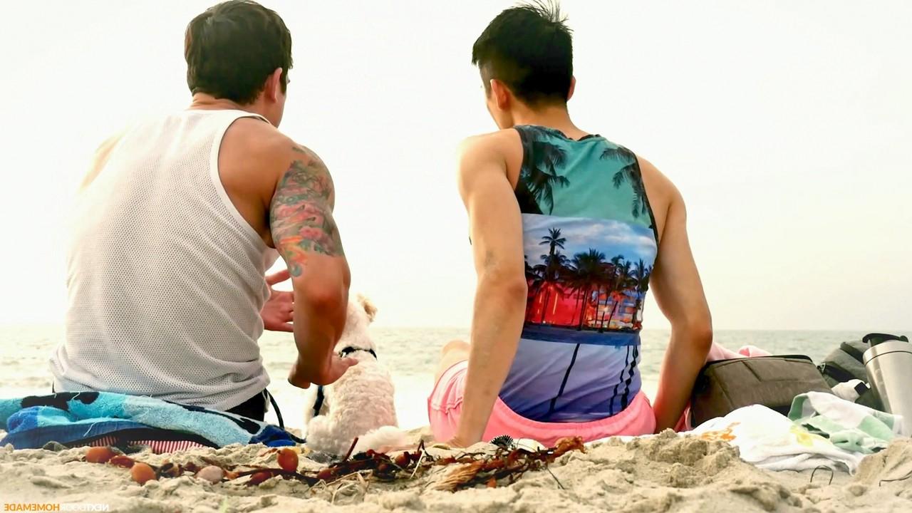 15P Amantes gays morenos Dakota Payne e Tyler Wu transam com o cu um do outro ao ar livre