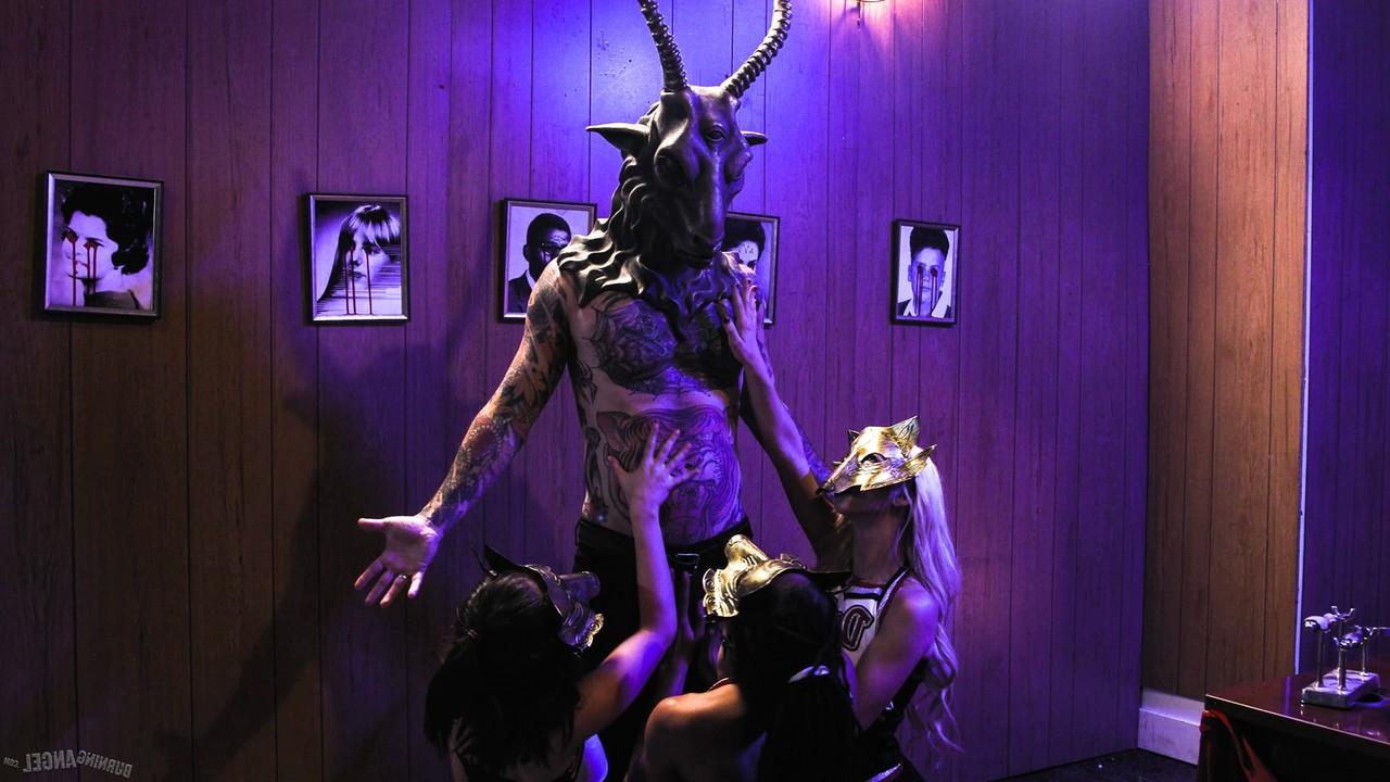 15P Three cheerleaders partake in a reverse gangbang with a tattooed man