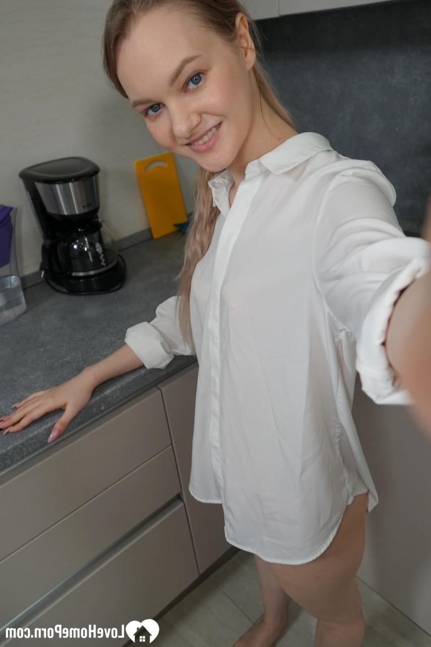 20P Adorable nena amateur haciendo alarde de sus tetas y su culo redondo en solitario