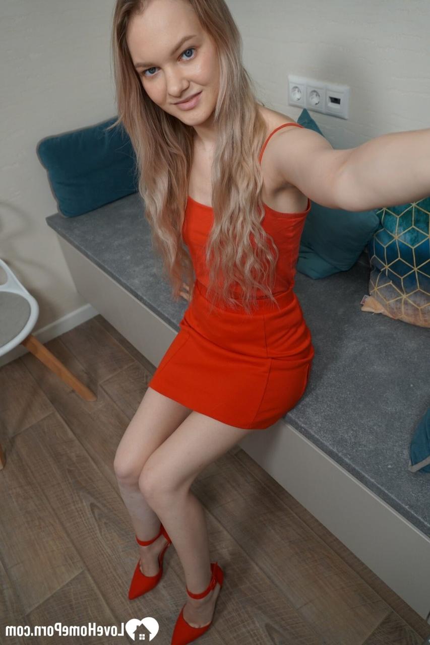 20P Adorable nena amateur haciendo alarde de sus tetas y su culo redondo en solitario