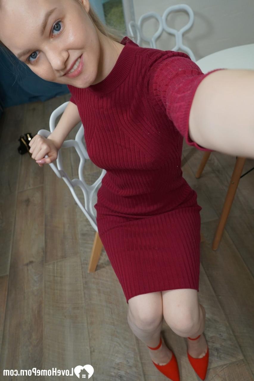 20P Adorable nena amateur haciendo alarde de sus tetas y su culo redondo en solitario