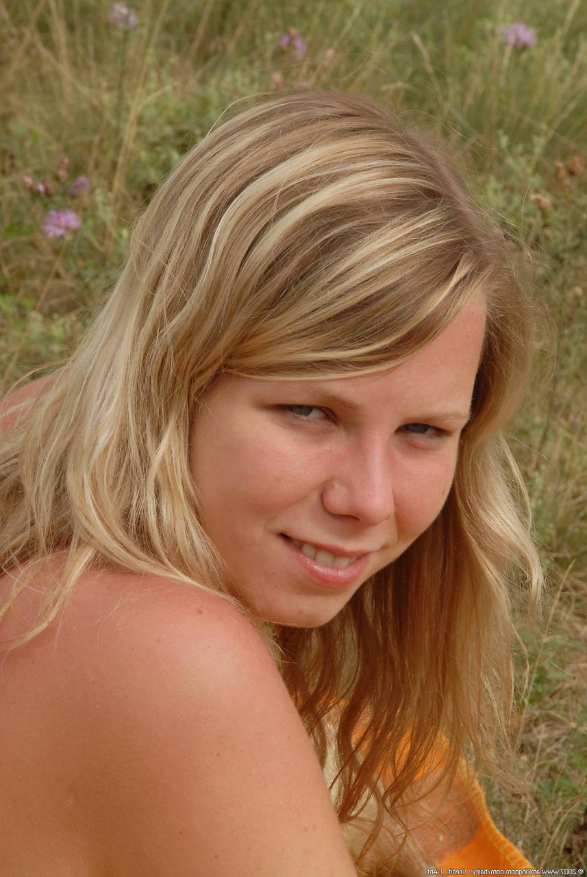 20P Naked babe with a big booty Susie shows her hairy pussy up close outdoors