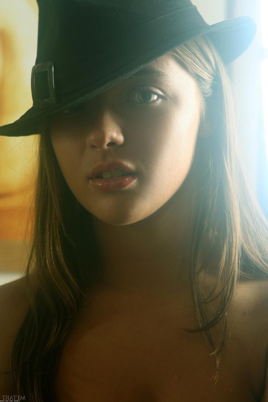 20P A adolescente latina Isabella A tira o vestido de leopardo e exibe seu corpo sexy