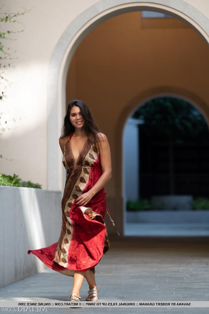 18P La douce jeune brune Savana se met totalement nue en prenant des selfies.
