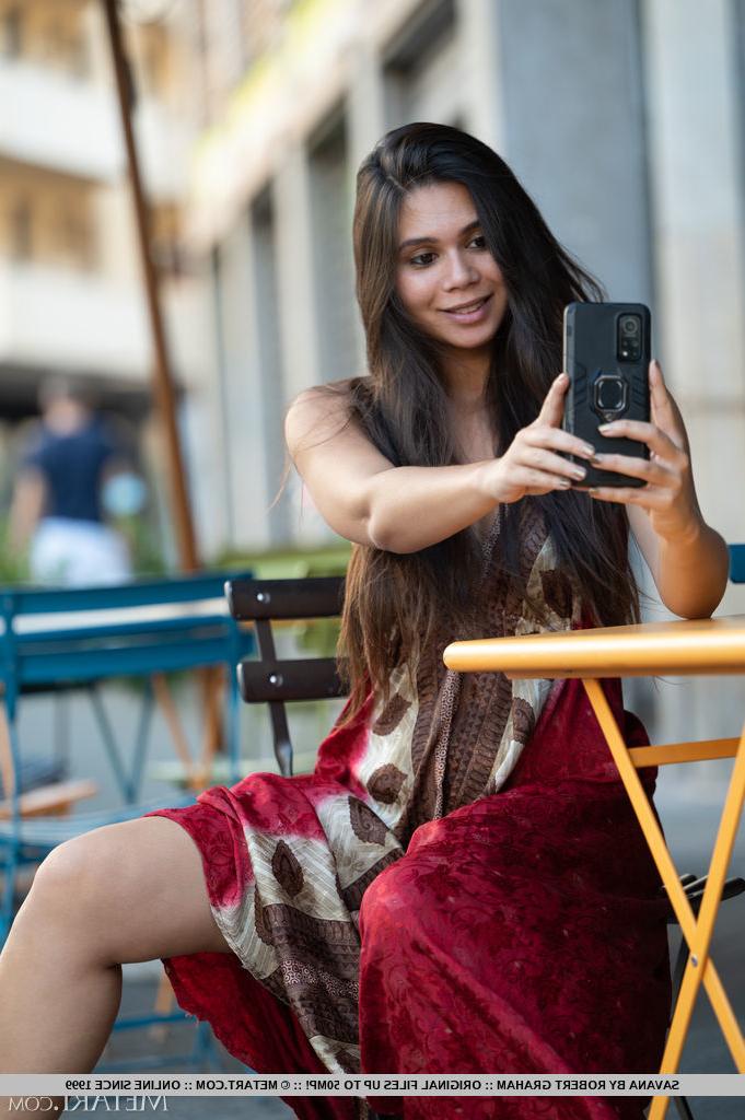 18P La douce jeune brune Savana se met totalement nue en prenant des selfies.
