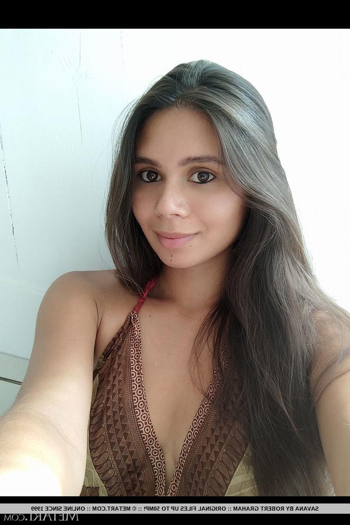 18P La douce jeune brune Savana se met totalement nue en prenant des selfies.