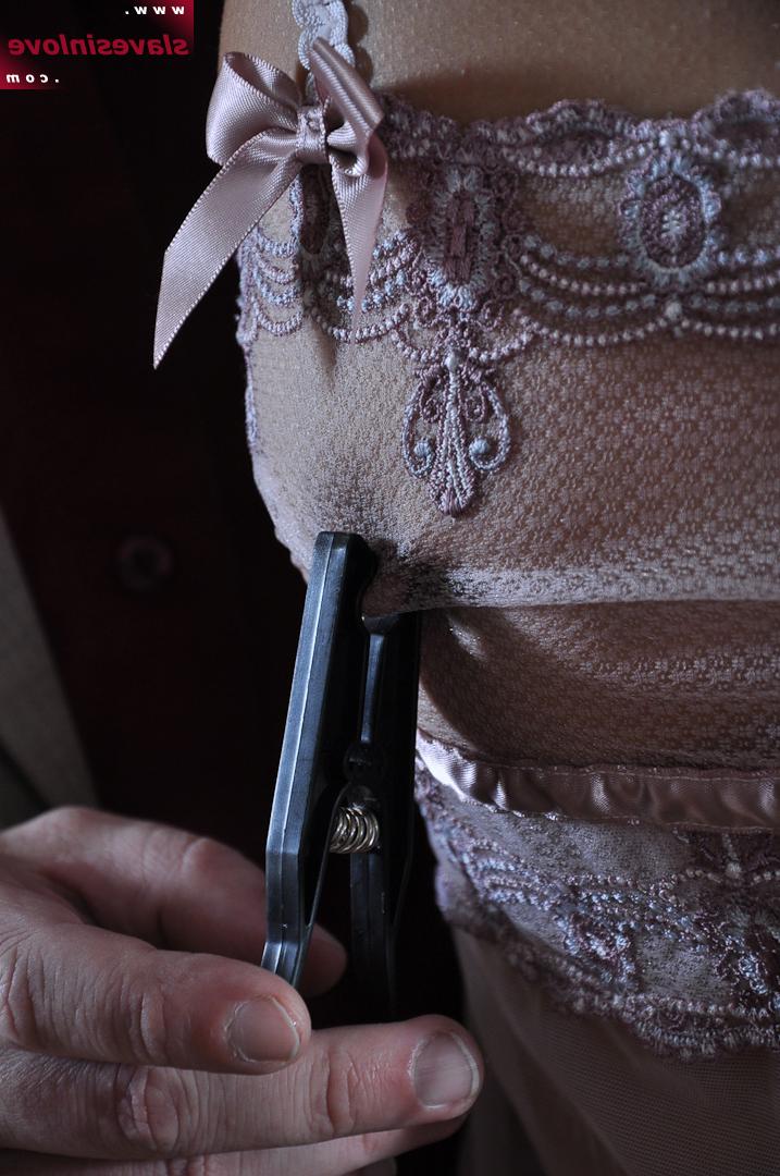 14P Die brünette Sklavin gibt ihrem alten Meister nach der Folter einen Blowjob