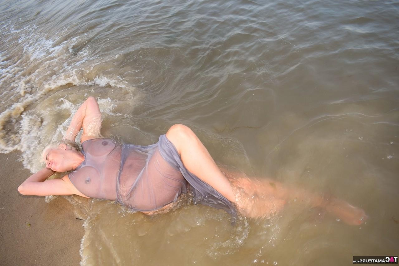 16P La rubia mayor Dimonty se desnuda completamente mientras nada en el océano